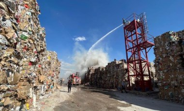 Kütahya'da kağıt fabrikasında yangın paniği: İş makineleri de müdahale ediyor!