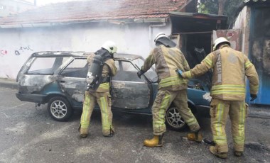 Yanan otomobil gecekonduya çarptı: Evdekiler korku dolu anlar yaşadı