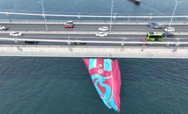 15 Temmuz Şehitler Köprüsü'ndeki Trabzonspor bayrağını indirmeye çalışan şüpheli yakalandı