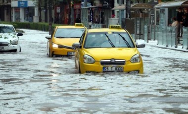 Eskişehir'de dolu ve sağanak nedeniyle araçlar mahsur kaldı