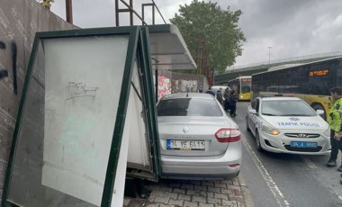 Bakırköy'de durakta bekleyen kişiye otomobil çarptı