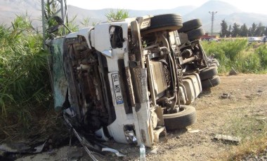 Silifke'de öğrenci servisi ile TIR çarpıştı: 2’si ağır durumda 11 kişi yaralı (30 Mayıs 2022) (Video Haber)