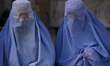 Taliban, kadınlara vücutlarının tamamını örten burka giyme zorunluluğu getirdi