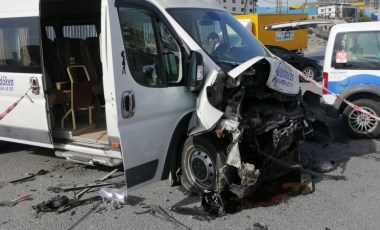 Esenyurt'ta servis minibüsü kaza yaptı; 5'i işçi 7 kişi yaralı