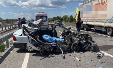 Park halindeki TIR’a çarpan otomobildeki kadın öldü, eşi yaralı