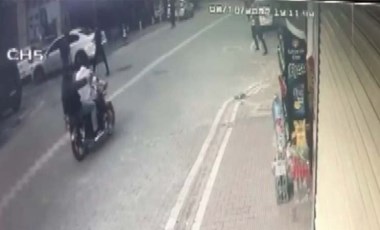 Esenyurt'ta motosikletli saldırganlar kırtasiyeye ateş açtı: 1 yaralı (11 Haziran 2022) (Video Haber)