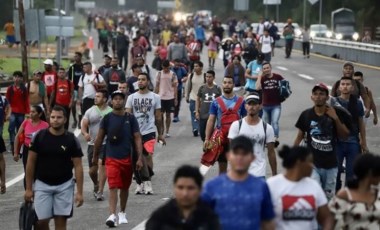 Meksika sınırından ABD'ye gitmek isteyen yeni göçmen konvoyu yola çıktı