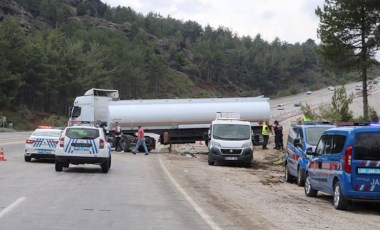 Tanker otomobile çarptı: 3 ölü, 2 yaralı