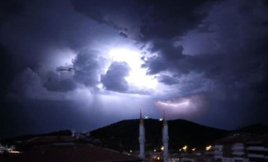 Ankara'da şimşekler gökyüzünü aydınlattı (03 Haziran 2022) (Video Haber)