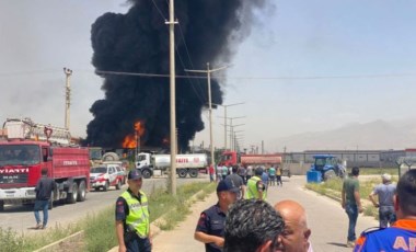 Niğde'de yağ fabrikasında yangın: Dumanlar gökyüzünü kapladı! (03 Haziran 2022) (Video Haber)