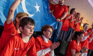 Meral Akşener, Türkiye-Çin voleybol maçını 'Doğu Türkistan' bayrağı altında izledi