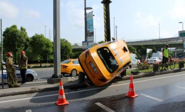 Kağıthane'de korkunç kaza: Bariyere çarpan taksi asılı kaldı!