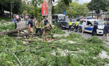 Beyoğlu’nda gövdesinden kırılan ağaç yola devrildi: 2’si turist 3 kişi yaralandı