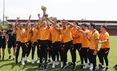 U19 Süper Lig şampiyonu Galatasaray kupasını aldı