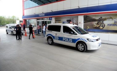 Akaryakıt istasyonunda kar maskeli soygun: Silah ve bıçakla tehdit edip kaçtı (05 Haziran 2022) (Video Haber)