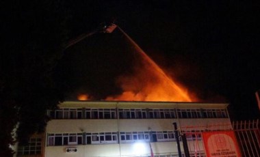 İzmir'de okul çatısında yangın