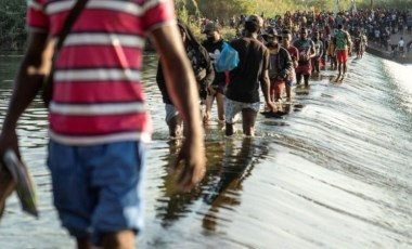 10 binden fazla göçmenden oluşan kafile, ABD'ye gitmek için Meksika'nın güneyinden yola çıktı