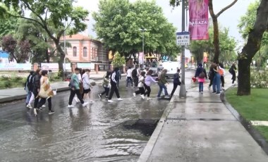 İstanbul'un bazı ilçelerinde yağmur etkili oluyor: Balat göle döndü