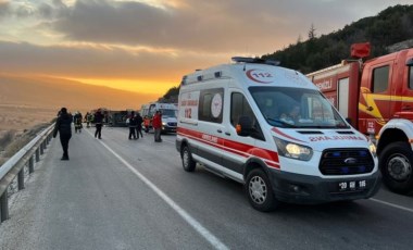 Denizli'de servis midibüsü devrildi: 2 ölü, 15 yaralı