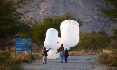 Tarladan eve poşetle doğal gaz taşıyorlar