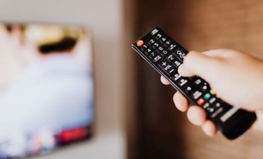 TV yayın akışı 17 Ocak Salı! Hangi kanalda ne var, günün filmleri ve dizileri neler?