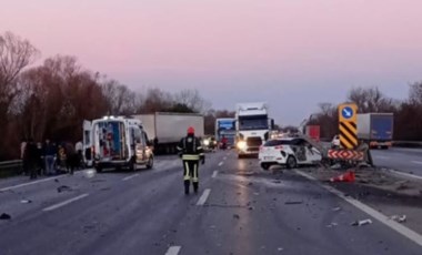 TEM'de TIR karşı şeride geçip 5 otomobile çarptı: 1 ölü, 1 yaralı