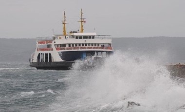 Bozcaada ve Gökçeada'ya feribot seferlerine fırtına engeli