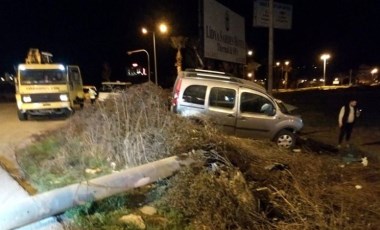 Hafif ticari araç, elektrik direğine çarptı; 1 ölü, 1 yaralı