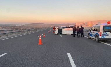 Niğde'de hafif ticari araç devrildi: 10 yaralı