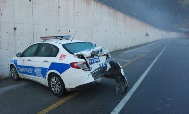 Buzlanan yolda kayan otomobil, ekip aracına çarptı: 2 polis yaralı