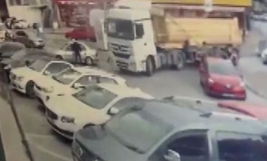 Ataşehir'de trafikte dehşet: Otomobiliyle çarptığı kuryeyi ezmeye çalıştı