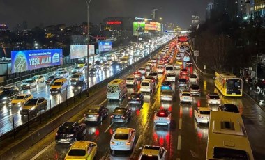 Ara tatilin başlaması ve sağanak İstanbul trafiğinde yoğunluğa yol açtı