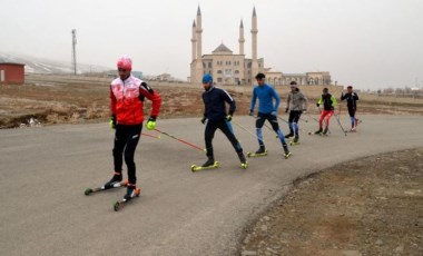 Sporculara 'kar' engeli: Asfaltta mecburi kayak antrenmanı