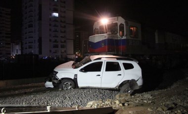 Diyarbakır'da yük treni hemzemin geçitte otomobile çarptı: 4 yaralı