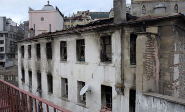 Kilise lojmanı yangınında çıkan hasar gündüz görüntülendi