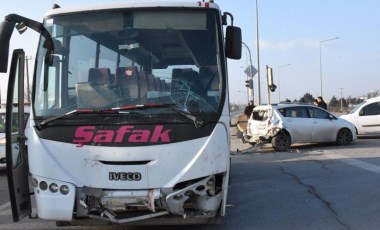 Sivas'ta işçi servisi ile otomobil çarpıştı: 4 yaralı