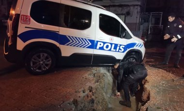 İzmir’i sağanak vurdu: Polis aracı çöken yolun içine düştü