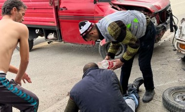 Feci kaza: Kamyonet ile 3 tekerlekli motosiklet arasında sıkışarak yaralandı