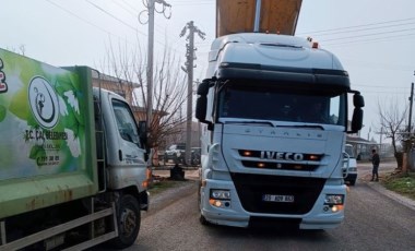 Beklenmedik kaza: Lastiği patlayan TIR'ın fırlattığı taş belediye işçisini yaraladı