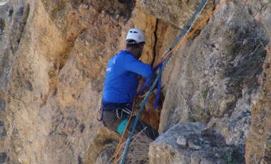 Kayalıklarda mahsur kalan keçiyi, dağcı öğretmen kurtardı