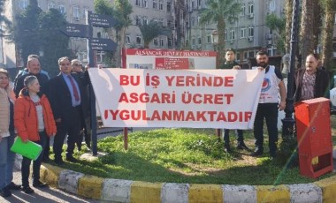 Sağlık çalışanlarından hastaneye asgari ücret pankartı