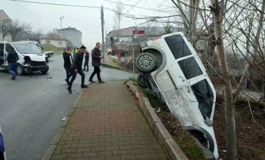 Arnavutköy'de faciadan dönüldü... Çarpışan iki araçtan biri boşluğa düştü: 3 yaralı