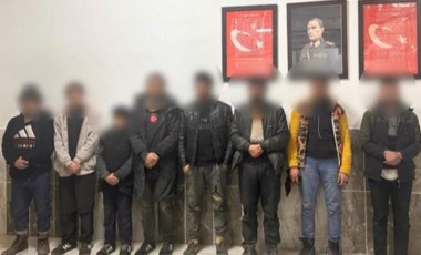 Göçmen gibi giyinen jandarma, 2 insan kaçakçısını suçüstü yakaladı