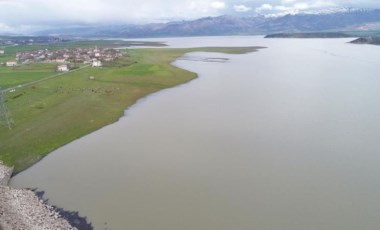 Kuraklık ve yağış azlığının etkisiyle Keban Baraj Gölü'nde çekilme sürüyor