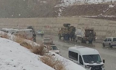 Göçmenlerin bulunduğu minibüsün sürücüsü 'dur' ihtarına uymayıp, kaza yaptı: 2 ölü, 6 yaralı