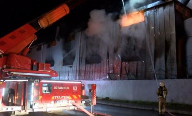 Arnavutköy'de hareketli gece: Kauçuk fabrikası alev alev yandı!