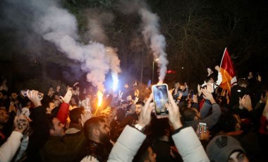 Galatasaraylı oyuncular, derbi galibiyetini taraftarlarla kutladı