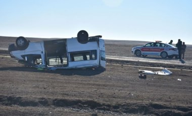 Kars'ta öğrenci servisi devrildi: 1 öğrenci öldü, 14 öğrenci yaralandı