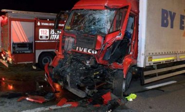 Beykoz'da feci kaza... Önce bariyerlere ardından park halindeki TIR'a çarptı