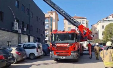 Belediye binasının çatısında çalışırken üzerine sac düştü!